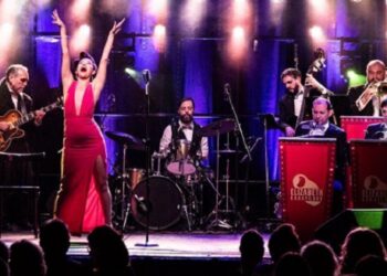 Elizabeth Karayekov vuelve con su big band y un show renovado al escenario de La Trastienda