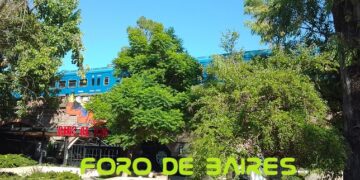 El tren Mitre y San Martín atraviesan las vías de Palermo dejando atrás un ruido de motor lejano
