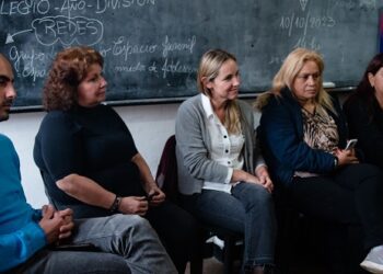 Clara Muzzio y Gabriel Mraida, junto a mujeres de grupos comunitarios