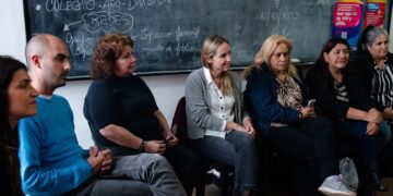Clara Muzzio y Gabriel Mraida, junto a mujeres de grupos comunitarios