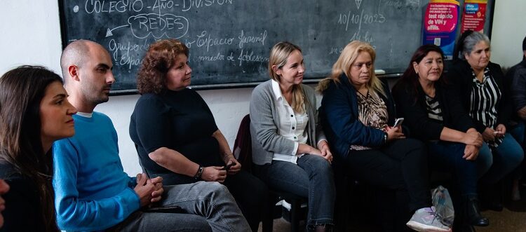 Clara Muzzio y Gabriel Mraida, junto a mujeres de grupos comunitarios