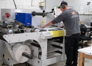 Con apoyo del INTI e Industria, la empresa de etiquetas autoadhesivas OpenPack lleva su producción a calidad mundial y sustituye importaciones