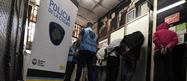 Cinco detenidos por venta de droga en un local de celulares de Balvanera