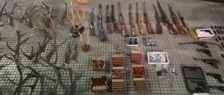 Incautan armas y osamentas en un local en Palermo