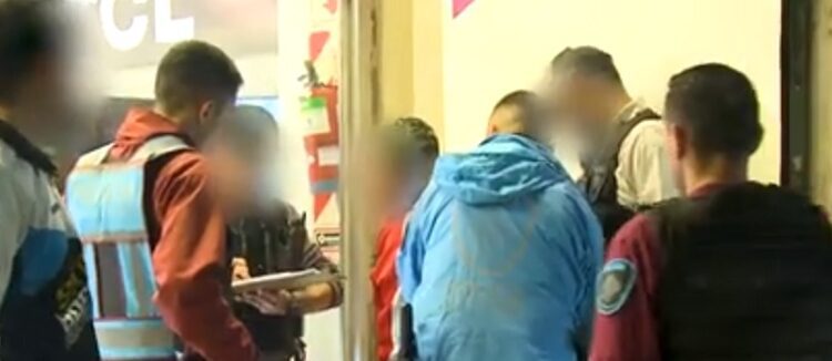 Detienen a menor de edad que robó un celular en Once