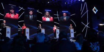 El aula magna de Derecho vibró con un debate tenso atravesado por la confrontación