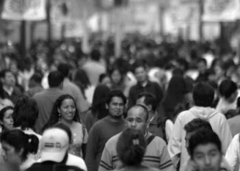 La mitad de los argentinos aceptaría que asuma un gobierno autoritario si resuelve sus problemas