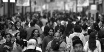 La mitad de los argentinos aceptaría que asuma un gobierno autoritario si resuelve sus problemas