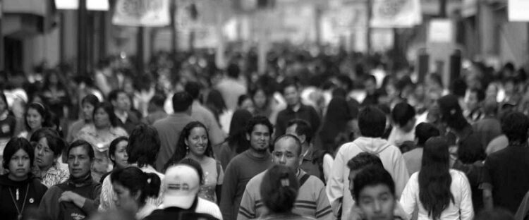 La mitad de los argentinos aceptaría que asuma un gobierno autoritario si resuelve sus problemas