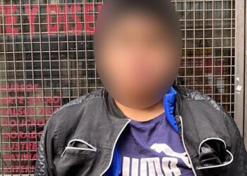 Un motochorro en Almagro rompió el vidrio de un auto para robar