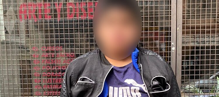 Un motochorro en Almagro rompió el vidrio de un auto para robar