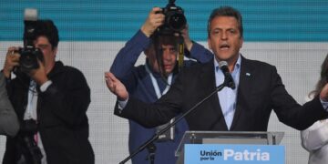 Sergio Massa fue el candidato más votado y llega con más de seis puntos de ventaja a un balotaje con Javier Milei