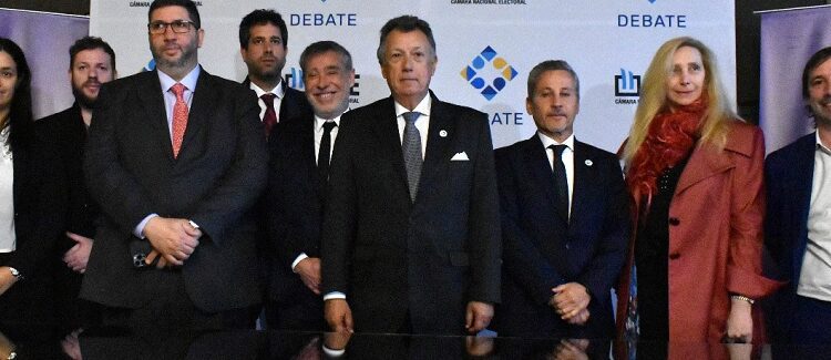 En el debate previo al balotaje, los candidatos no podrán usar «ayuda memoria»