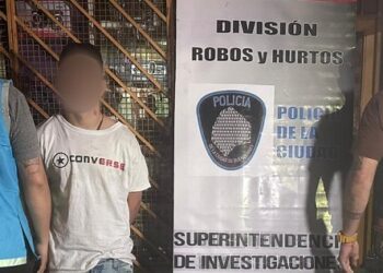 Dos detenidos en Balvanera por el arrebato de un teléfono celular a un conductor en un semáforo