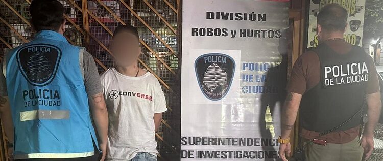 Dos detenidos en Balvanera por el arrebato de un teléfono celular a un conductor en un semáforo