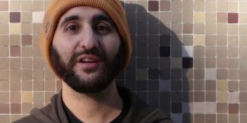 Nacho González  canta bajo el seudónimo de «El Pájaro Pez», y hoy presenta Parkour