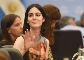 Voces a favor y en contra de la ley Bases en el plenario de comisiones en Diputados