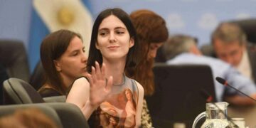 Voces a favor y en contra de la ley Bases en el plenario de comisiones en Diputados
