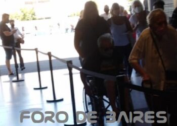 Retiran de ley ómnibus el artículo que obligaba a pedir permiso para reuniones de 3 o más personas