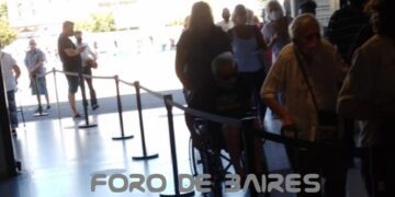 Retiran de ley ómnibus el artículo que obligaba a pedir permiso para reuniones de 3 o más personas