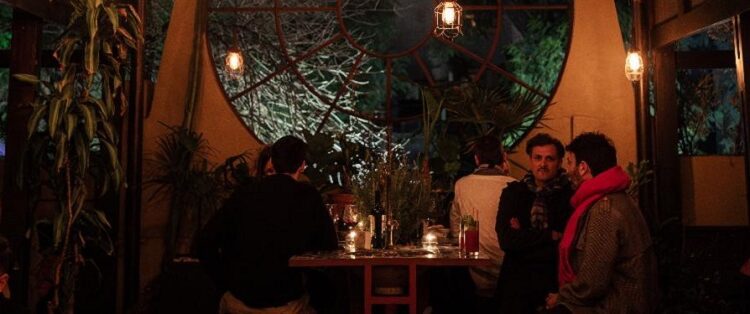 Cómo es la terraza que combina arte y tragos en el barrio de Palermo