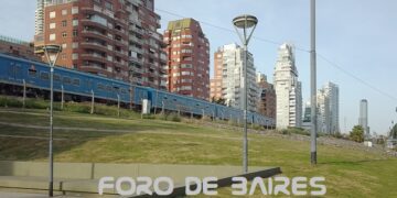 El Parque María Teresa de Calcuta se extiende en paralelo al Tren San Martín