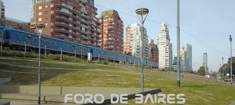 El Parque María Teresa de Calcuta se extiende en paralelo al Tren San Martín