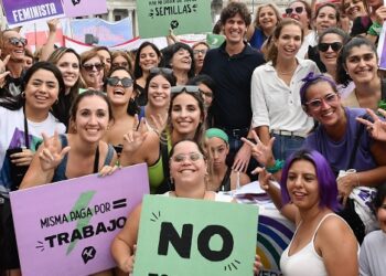 El presidente de la UCR Martín Lousteau acompañó a las mujeres radicales en Plaza Congreso en la convocatoria del 8M