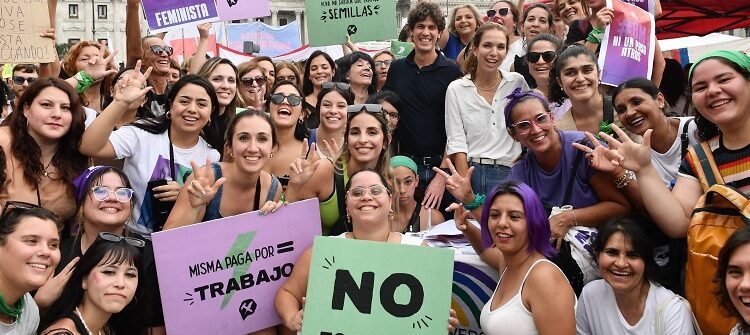 El presidente de la UCR Martín Lousteau acompañó a las mujeres radicales en Plaza Congreso en la convocatoria del 8M