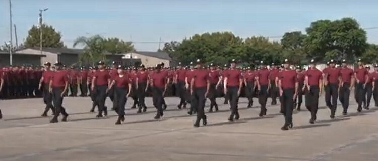 Entrega de distintivos a Dragoneantes del undécimo curso de formación como Oficiales de la Policía de la Ciudad
