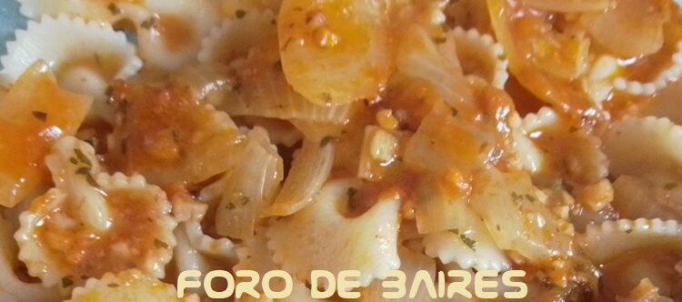 Hoy comemos moños con tuco, un plato simple y exquisito acompañado con Roast Beef