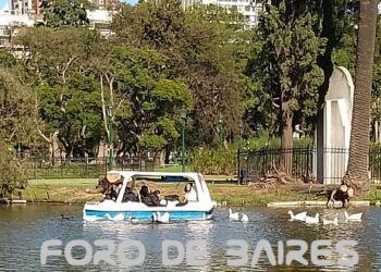 Fin de Abril en el Rosedal de Palermo, en una mañana soleada y amenazada por cierta inestabilidad climática