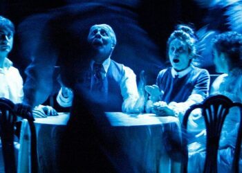 Entrevista al elenco de la obra de teatro titulada “Los invisibles”