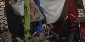 Un cartonero robó una motocicleta y ruedas de un Clío color negro