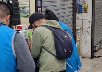 En Balvanera buscaban un celular robado y hallaron 89 equipos con impedimentos en 5 locales que fueron clausurados