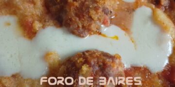 Polenta cremosa con queso y bolognesa, la opción rápida y sabrosa para combatir el frío