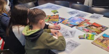 Recorrido por el Paseo de la Historieta y visita a la muestra “La escuela, del kiosco a la casa”, para que las familias disfruten la cultura, el arte y el patrimonio de la ciudad