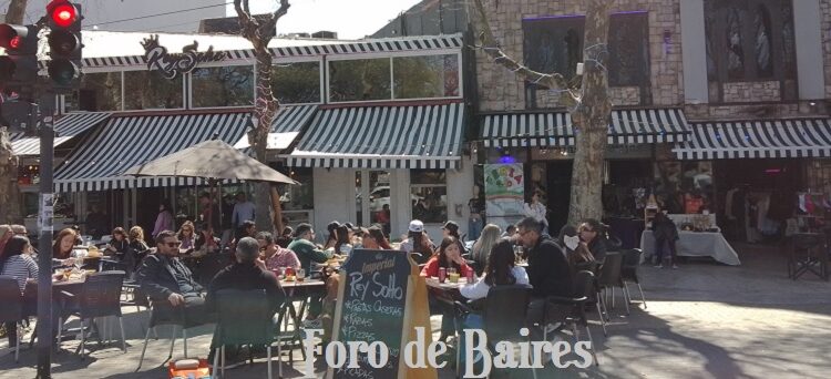 En plaza Julio Cortázar, se camina mucho pero se compra poco