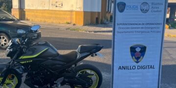 Dos menores en moto fueron detenidos por escaparse de un control policial en la General Paz