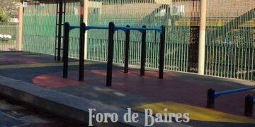 La posta de calistenia ubicada en la Plaza Unidad Latinoamericana luce como una paleta multicolor