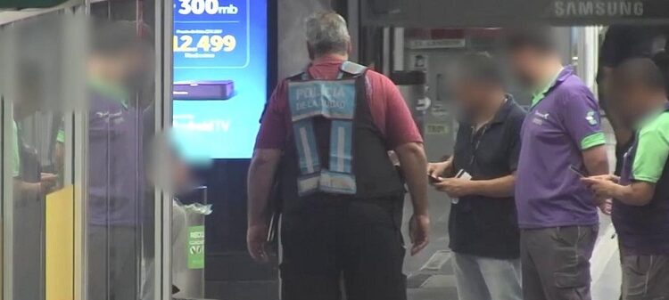 Dos chilenos detenidos por intentar robar en las estaciones de subte
