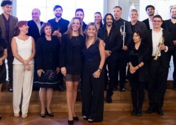 Los diputados de la Ciudad distinguieron a la compañía «Galalírica Show»