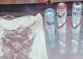 Dos detenidos por grafitear el subte: la Justicia les prohibió salir del país y volver a usar la red de transporte