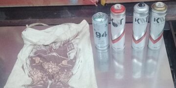 Dos detenidos por grafitear el subte: la Justicia les prohibió salir del país y volver a usar la red de transporte
