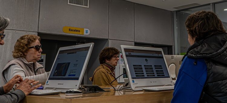Islas digitales en las comunas: más de 320.000 personas utilizaron el servicio que facilita los trámites con asistencia personalizada en 2024