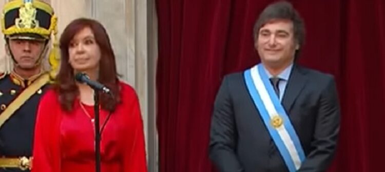Javier Milei y Cristina Kirchner, con desempeños similares en materia de transparencia en su primer año de gestión