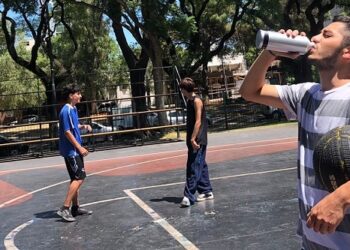 Operativo especial ante la ola de calor: la Ciudad instala hoy 24 puestos de hidratación en los barrios