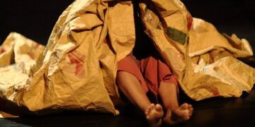 La última obra de Marina Barbera titulada “Llegar a una fiesta” se presenta en No Avestruz