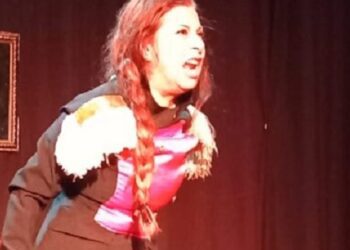 Entrevista a Laura Latrónico, protagonista de la obra de teatro «Manuela de Fuego y Furia»