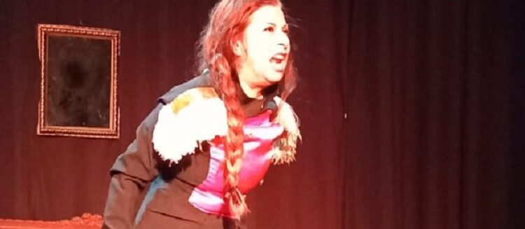 Entrevista a Laura Latrónico, protagonista de la obra de teatro «Manuela de Fuego y Furia»
